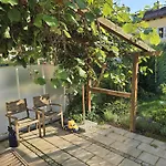 Charmantes Haus Mit Eigenem Garten *